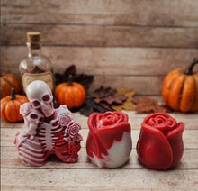 Load image into Gallery viewer, Skeleton Couple Wax Melts
